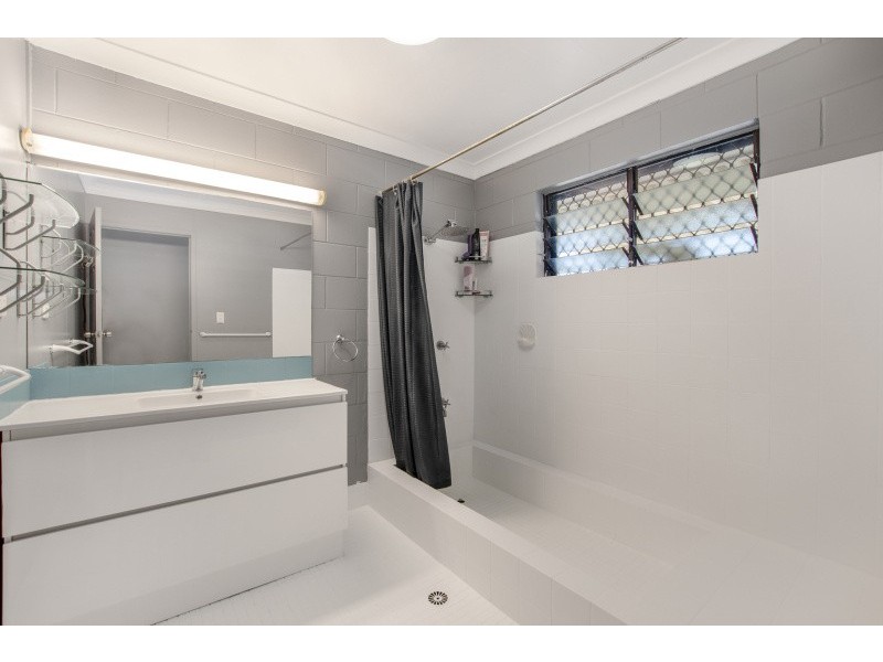 8 Brady Road, Oak Valley QLD 4811