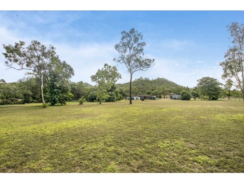 8 Brady Road, Oak Valley QLD 4811