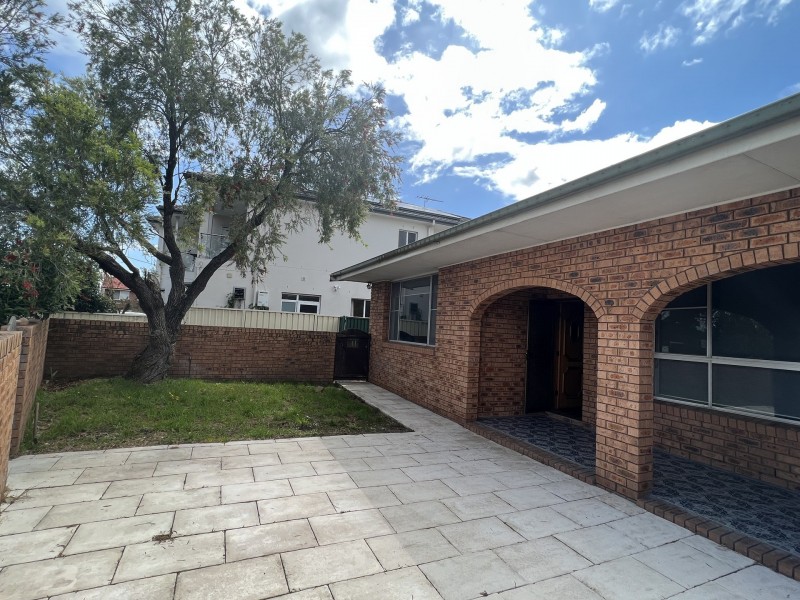2/8 Bradbury Avenue, Campbelltown NSW 2560