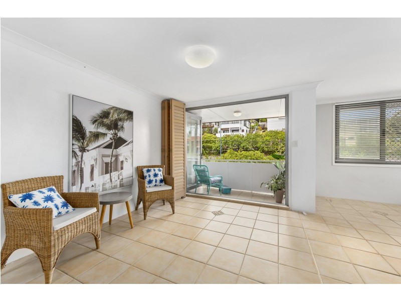 10/1976 Gold Coast Highway, Miami QLD 4220