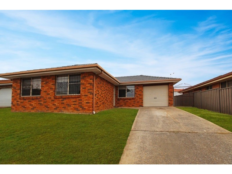 5 Goshawk Place, Green Valley NSW 2168