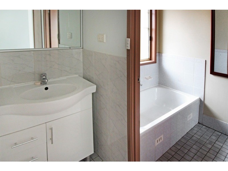 5 Goshawk Place, Green Valley NSW 2168