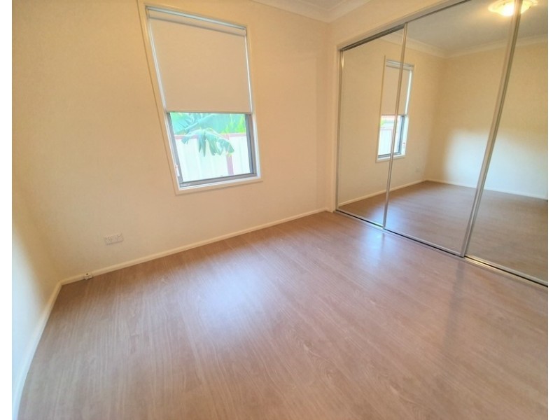 8c Evelyn Street, Macquarie Fields NSW 2564