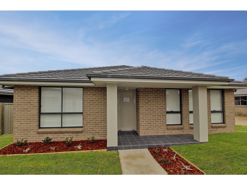 8 Lance Street, Oran Park NSW 2570