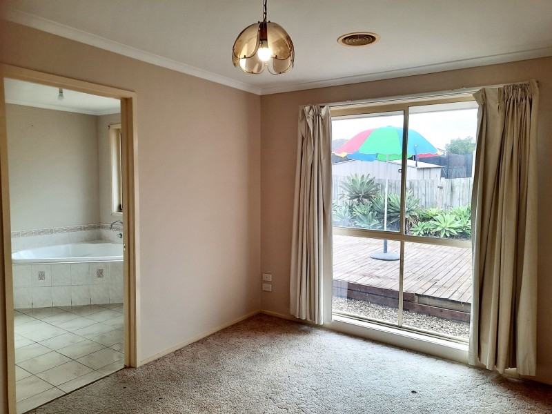 10 Whitmore Place, Hillside VIC 3037