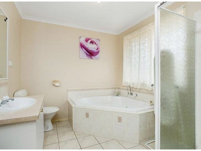10 Whitmore Place, Hillside VIC 3037
