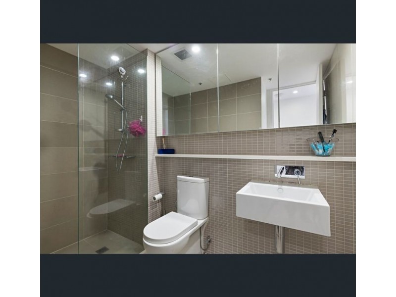 215/70 Queens Road, Melbourne VIC 3004