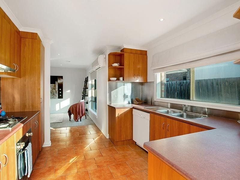 2/10 Darlington Grove, Sydenham VIC 3037