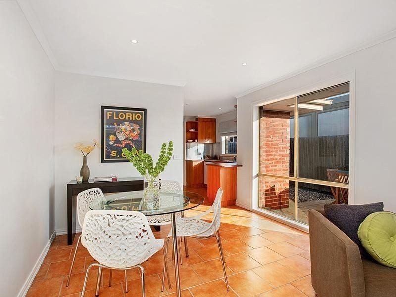 2/10 Darlington Grove, Sydenham VIC 3037