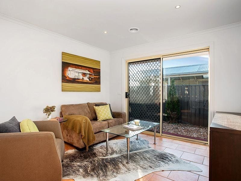 2/10 Darlington Grove, Sydenham VIC 3037