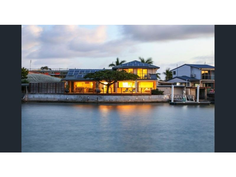 37 Vaggelas Cr, Biggera Waters QLD 4216