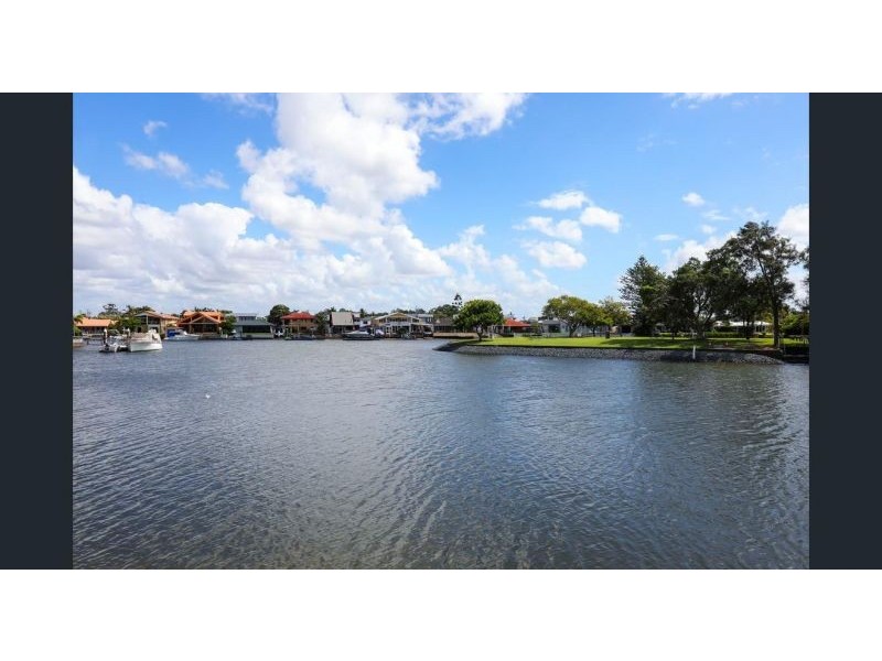 37 Vaggelas Cr, Biggera Waters QLD 4216