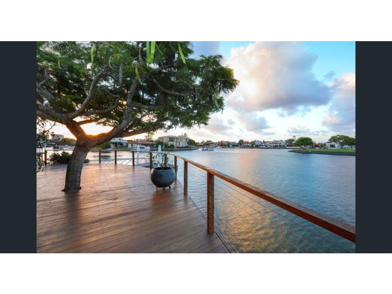 37 Vaggelas Cr, Biggera Waters QLD 4216