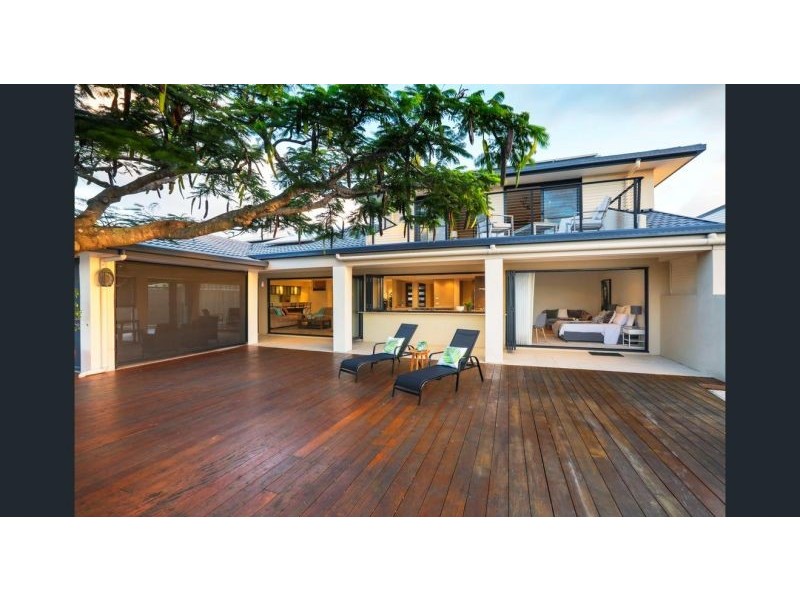 37 Vaggelas Cr, Biggera Waters QLD 4216