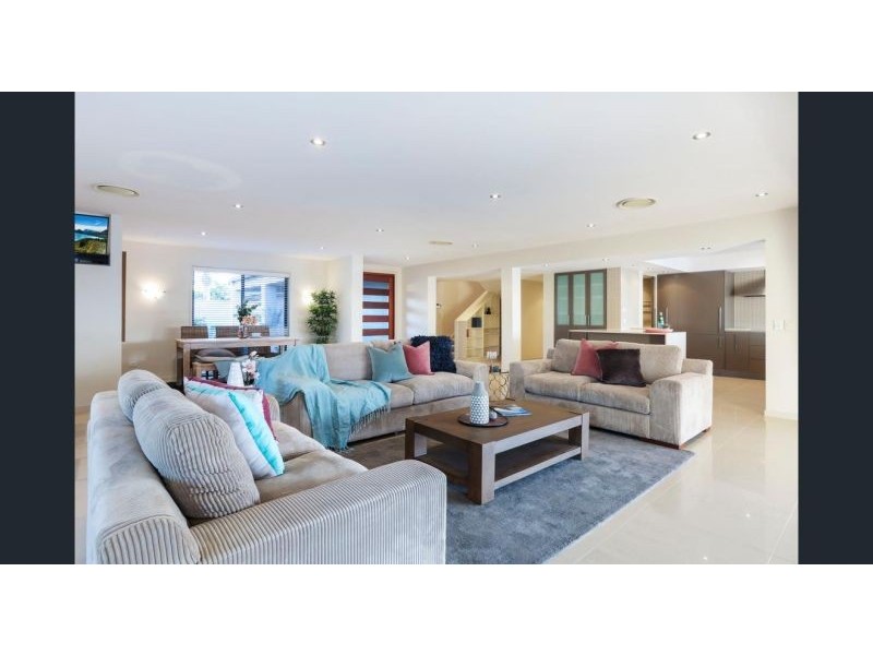 37 Vaggelas Cr, Biggera Waters QLD 4216