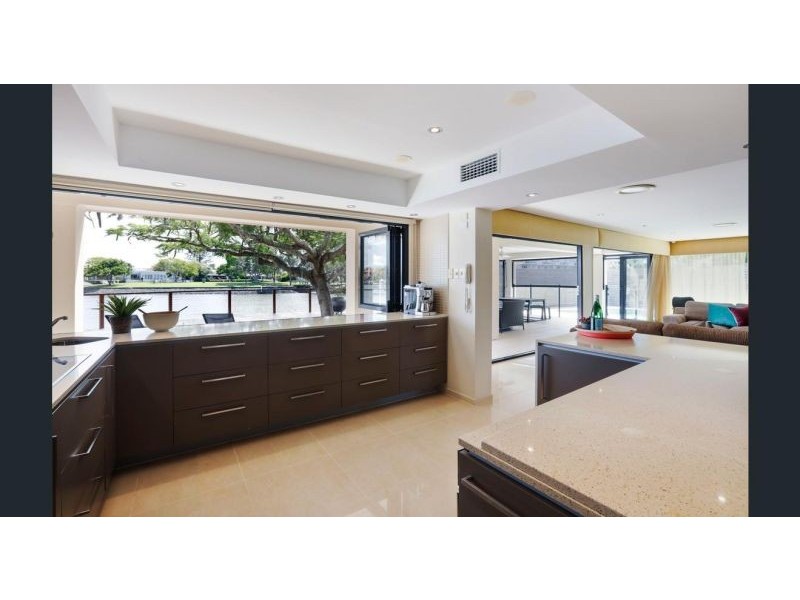 37 Vaggelas Cr, Biggera Waters QLD 4216