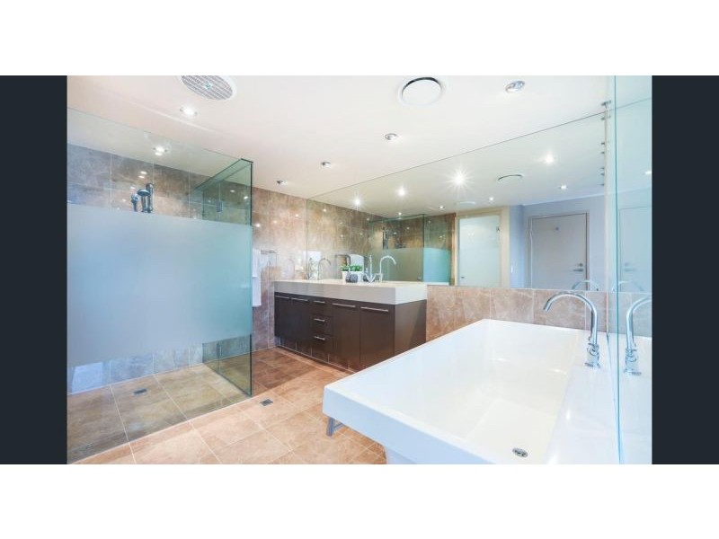 37 Vaggelas Cr, Biggera Waters QLD 4216