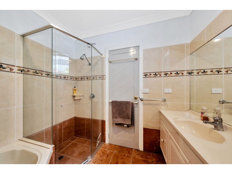 11 Bay View Avenue, East Gosford NSW 2250