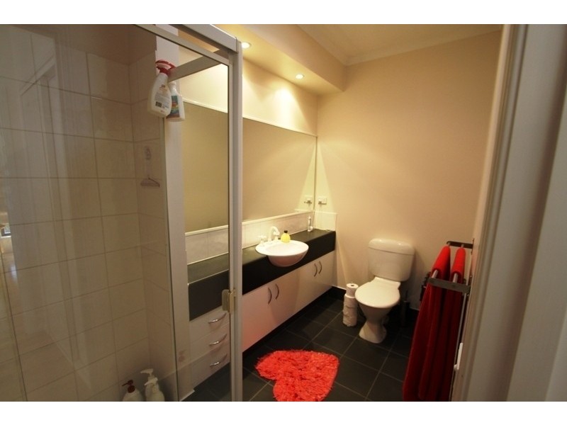 75 Rayner Lane, Kensington VIC 3031