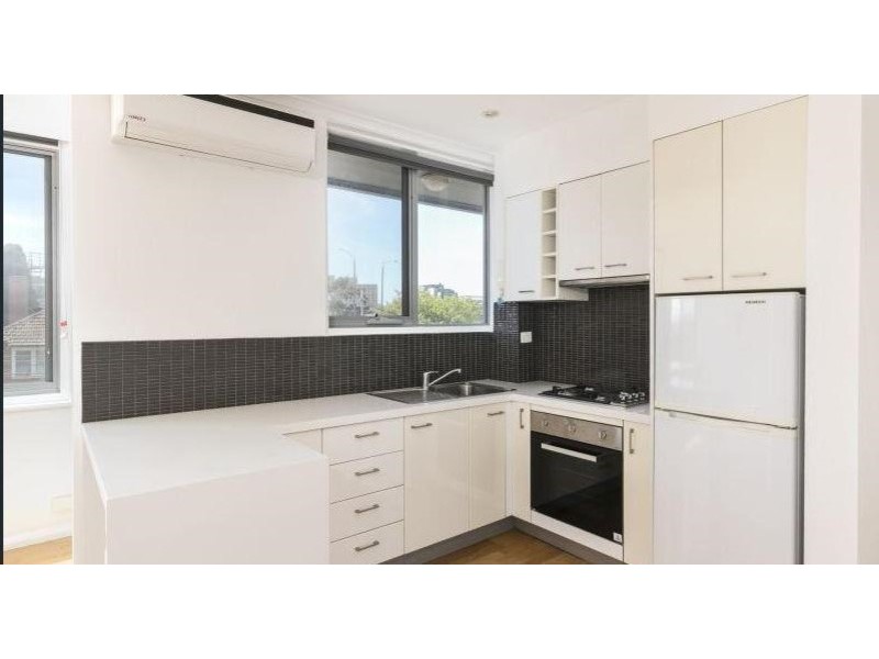 8/95 Carlisle, St Kilda VIC 3182