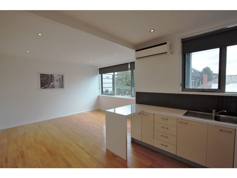 8/95 Carlisle, St Kilda VIC 3182
