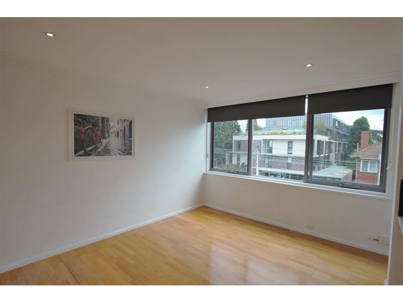 8/95 Carlisle, St Kilda VIC 3182