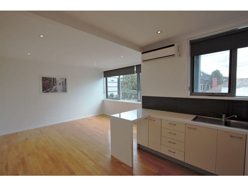 8/95 Carlisle, St Kilda VIC 3182