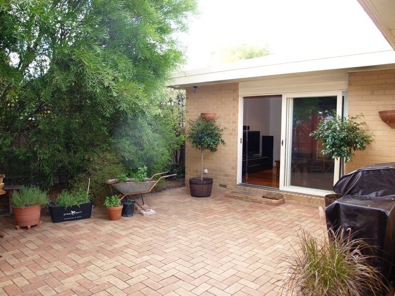 8 Porter Road, Carnegie VIC 3163