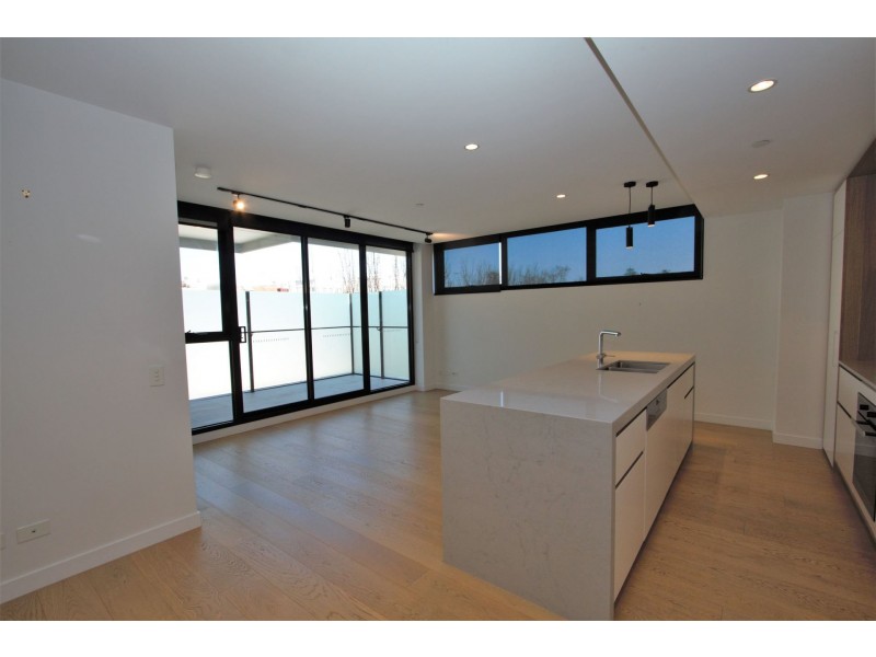 102/18 Railway Cr, Hampton VIC 3188