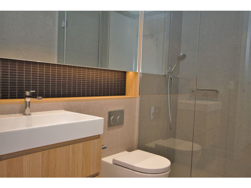 102/18 Railway Cr, Hampton VIC 3188