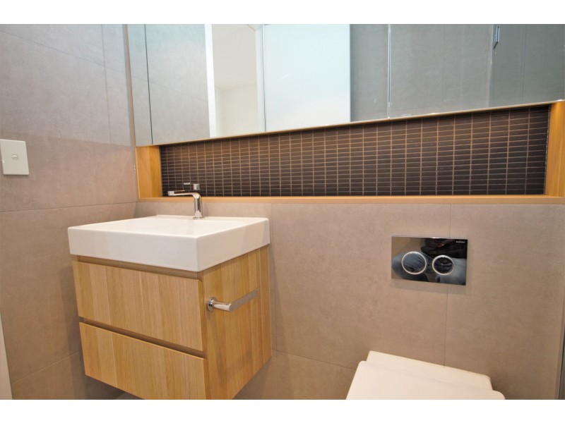 102/18 Railway Cr, Hampton VIC 3188