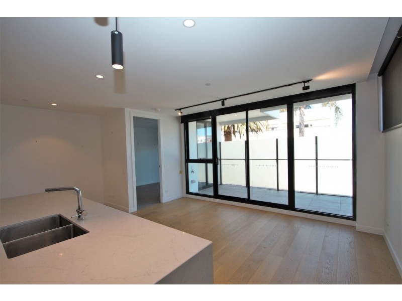 102/18 Railway Cr, Hampton VIC 3188