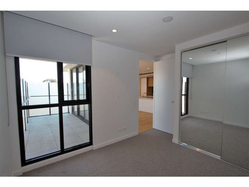 102/18 Railway Cr, Hampton VIC 3188