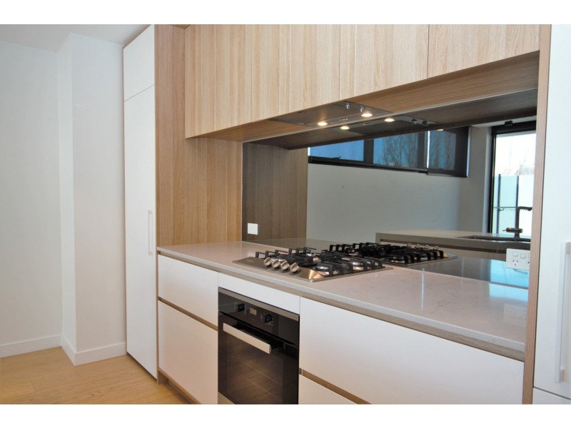 102/18 Railway Cr, Hampton VIC 3188