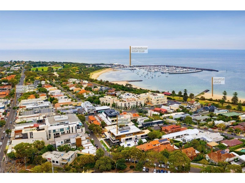 102/18 Railway Cr, Hampton VIC 3188