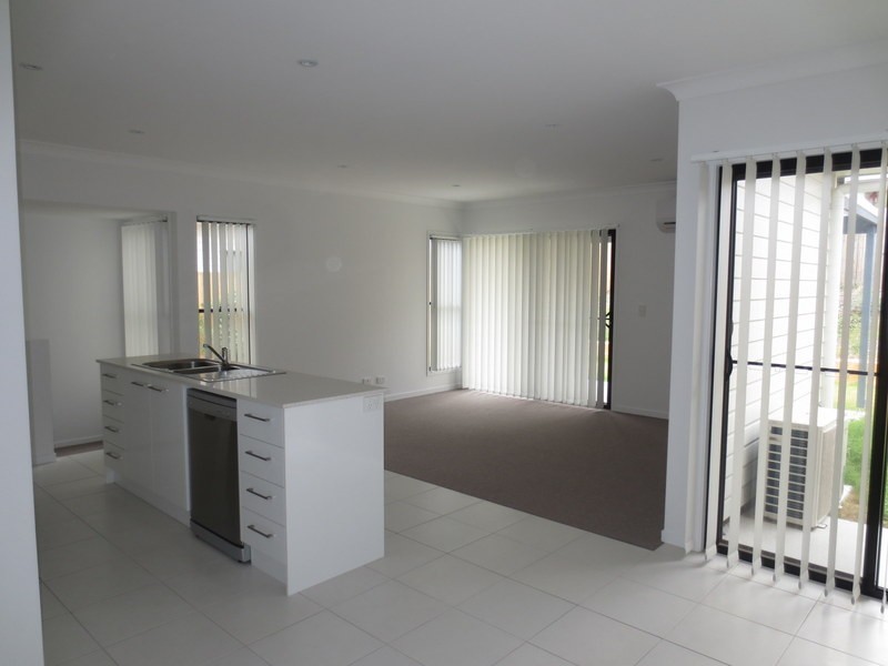 2/13 Chrome Drive, Pimpama QLD 4209