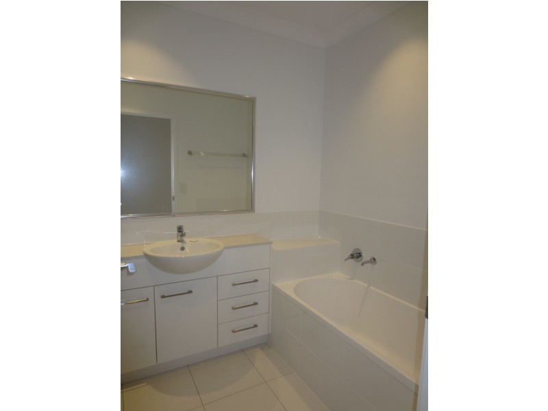 2/17 Chrome Drive, Pimpama QLD 4209