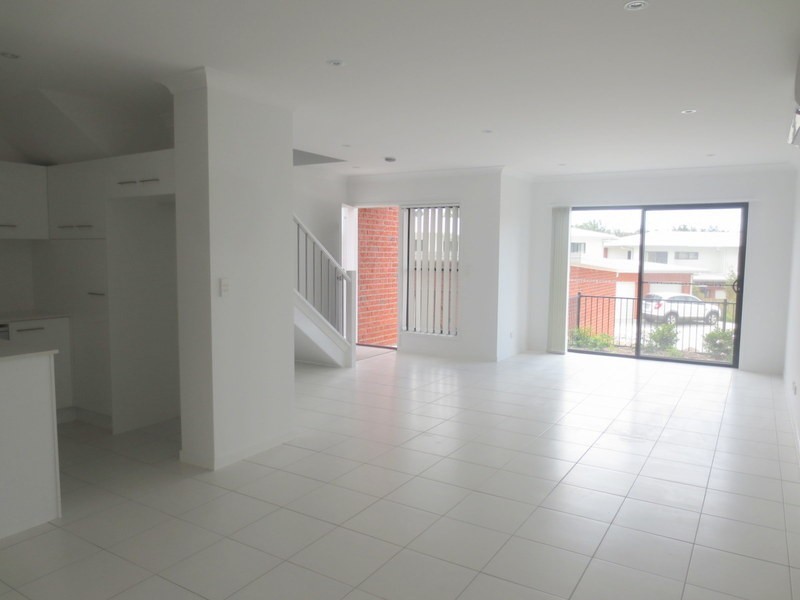 2/33 Pyrite Street, Pimpama QLD 4209