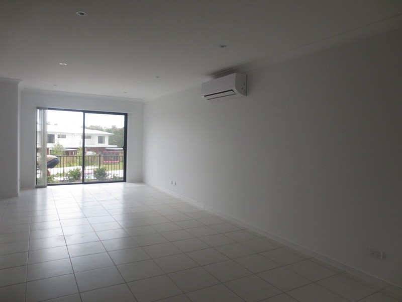 2/33 Pyrite Street, Pimpama QLD 4209