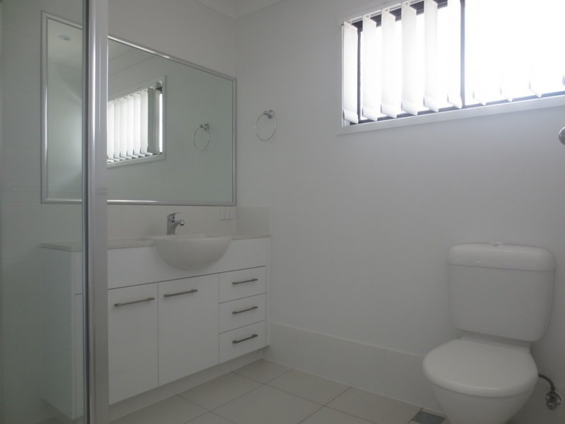2/33 Pyrite Street, Pimpama QLD 4209