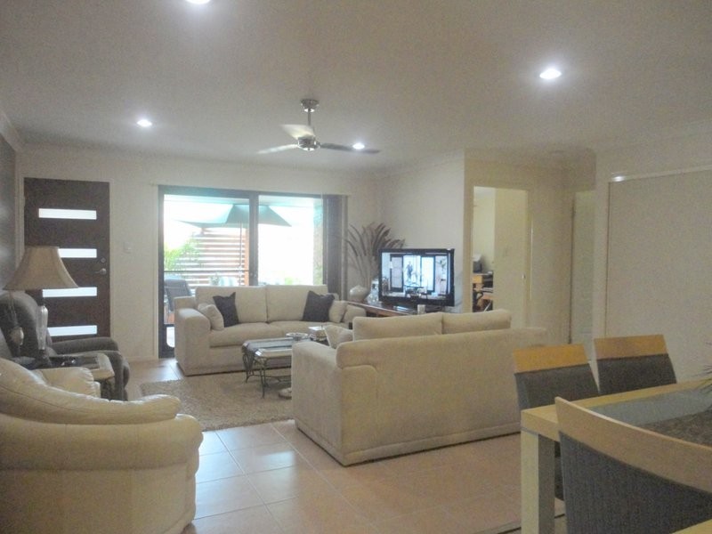 2/2 Valda Avenue, Coomera QLD 4209