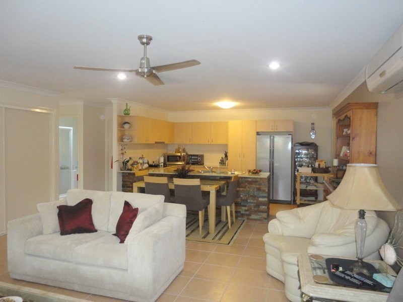 2/2 Valda Avenue, Coomera QLD 4209