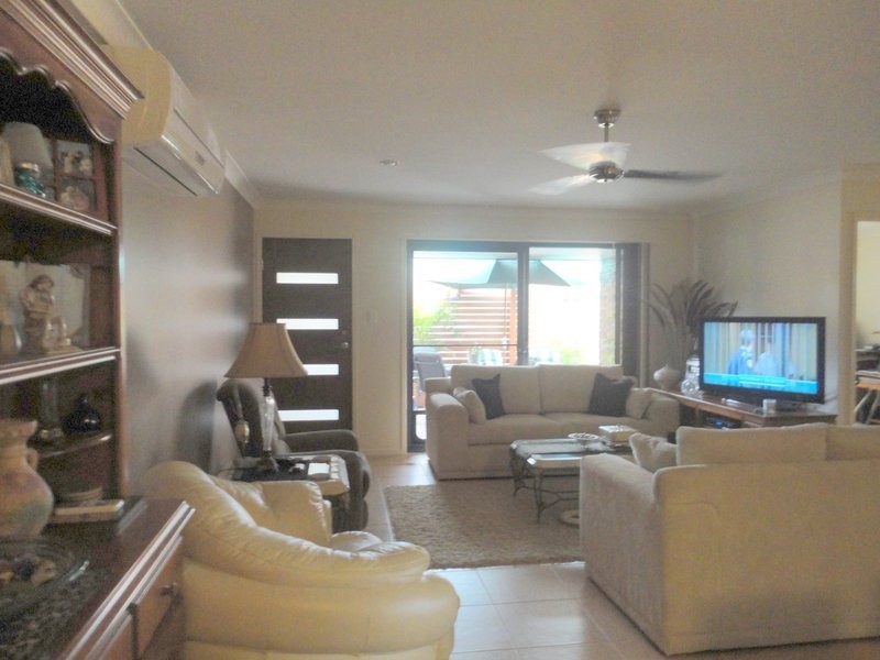 2/2 Valda Avenue, Coomera QLD 4209