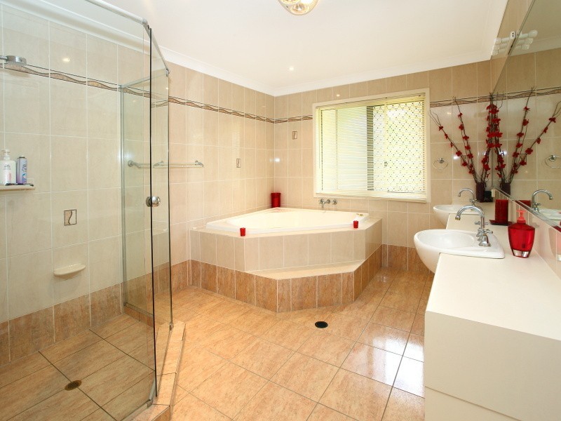 2 Crystal Creek Road, Willow Vale QLD 4209