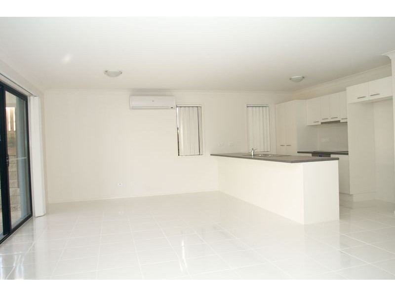 7 Rise Circuit, Pacific Pines QLD 4211