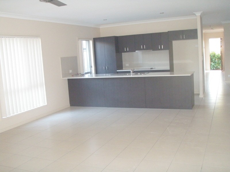 7  Christopher Street, Pimpama QLD 4209