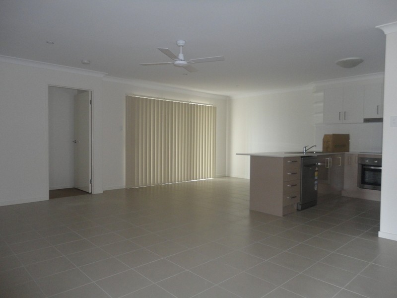 1/8 Wolseley Way, Upper Coomera QLD 4209