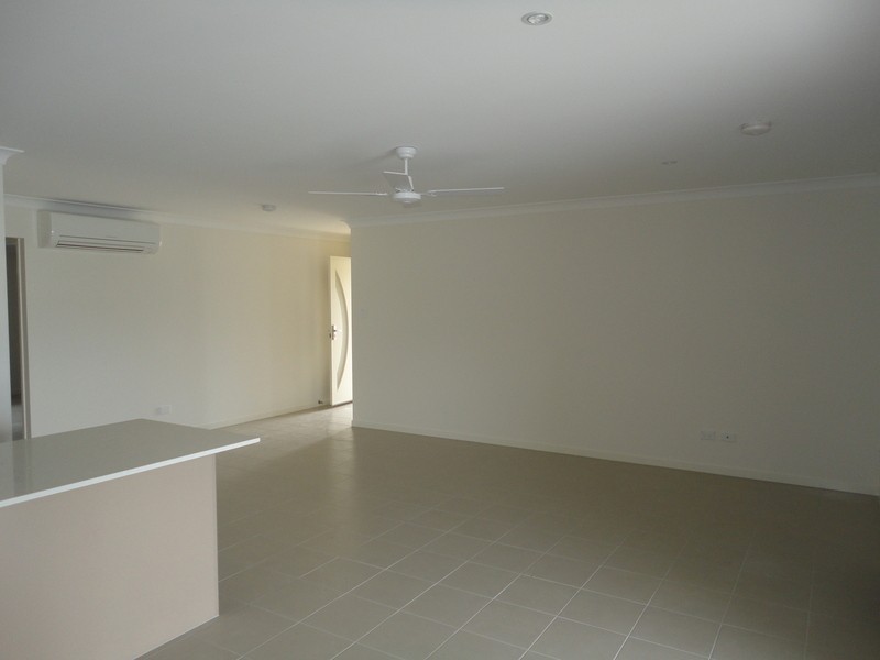 1/8 Wolseley Way, Upper Coomera QLD 4209