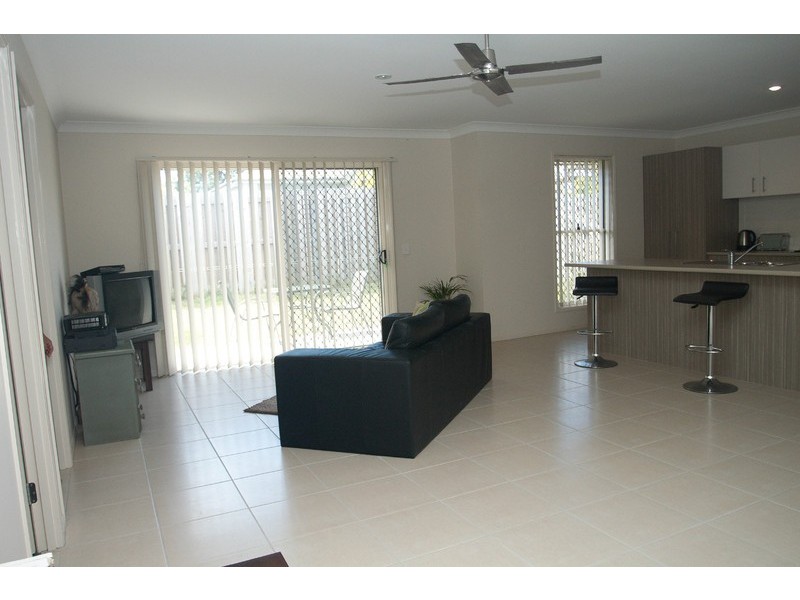 1/2 Barratt, Coomera QLD 4209