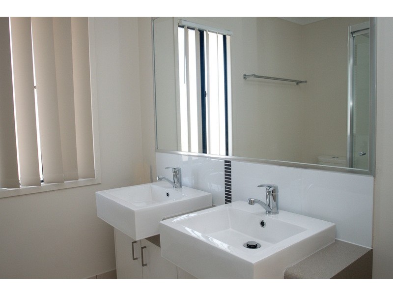 1/4 Kelly Avenue, Coomera QLD 4209